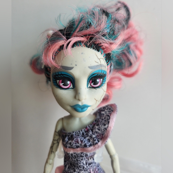 Monster High Zombie Shake Rochelle - Picture 4 of 6